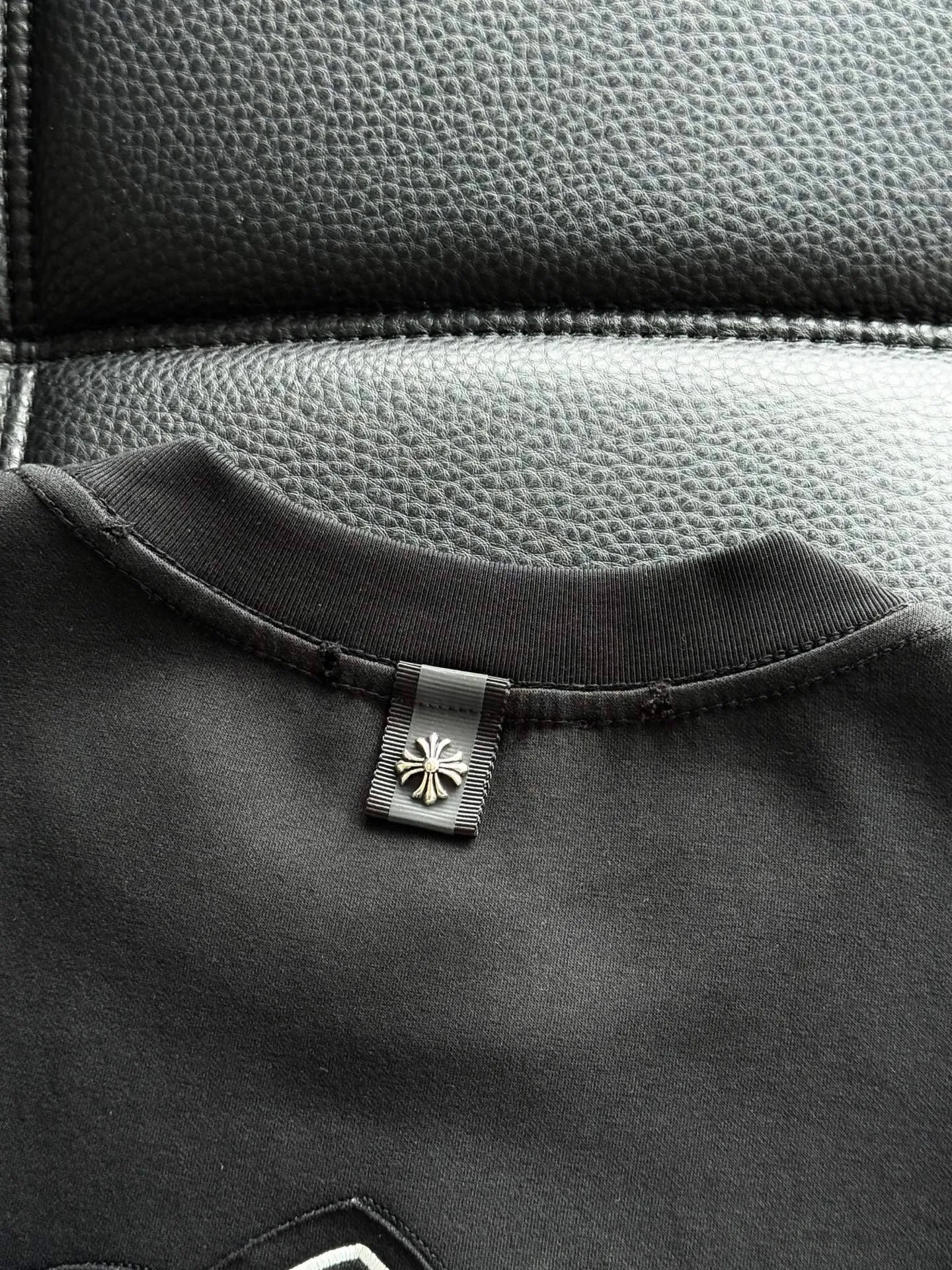 P408 💰ChromeHearts Chrome Heart Round Neck Sweater Long Sleeve The pursuit of quality guarantees the absolute quality! Using double-sided cotton fabric, the texture is clearly visible, the texture is soft, delicate and smooth, custom three-dimensional embroidery ➕ patchwork and leather craftsmanship, full of drape! The workmanship is fine and the shoulder lines are smooth. All imported chain machines are used to make the shoulder rolling strips. It has a certain thickness and is not made of cheap material but has a shiny feel that is comfortable and not tight on the upper body. It is the most avant-garde street item that can be easily matched by both men and women!  Color: black white Size: m-3xl Style number: 3582